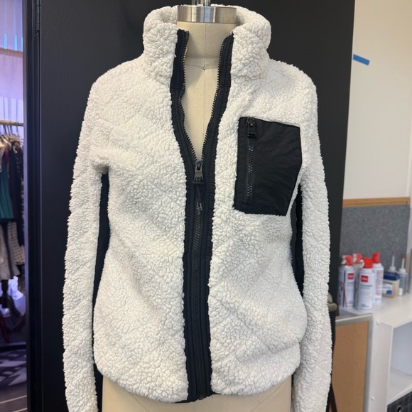 5 jacket Lululemon (4),Calvin Klein (xs), Industry (s) Love tree (s), Zara (xs) - Picture 4 of 16